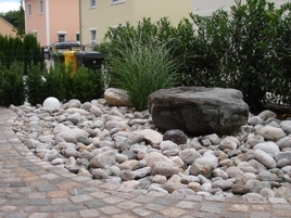 Steingarten mit Quellstein